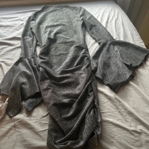 En tight glittrig klänning  - Fint skick, normal i storleken 