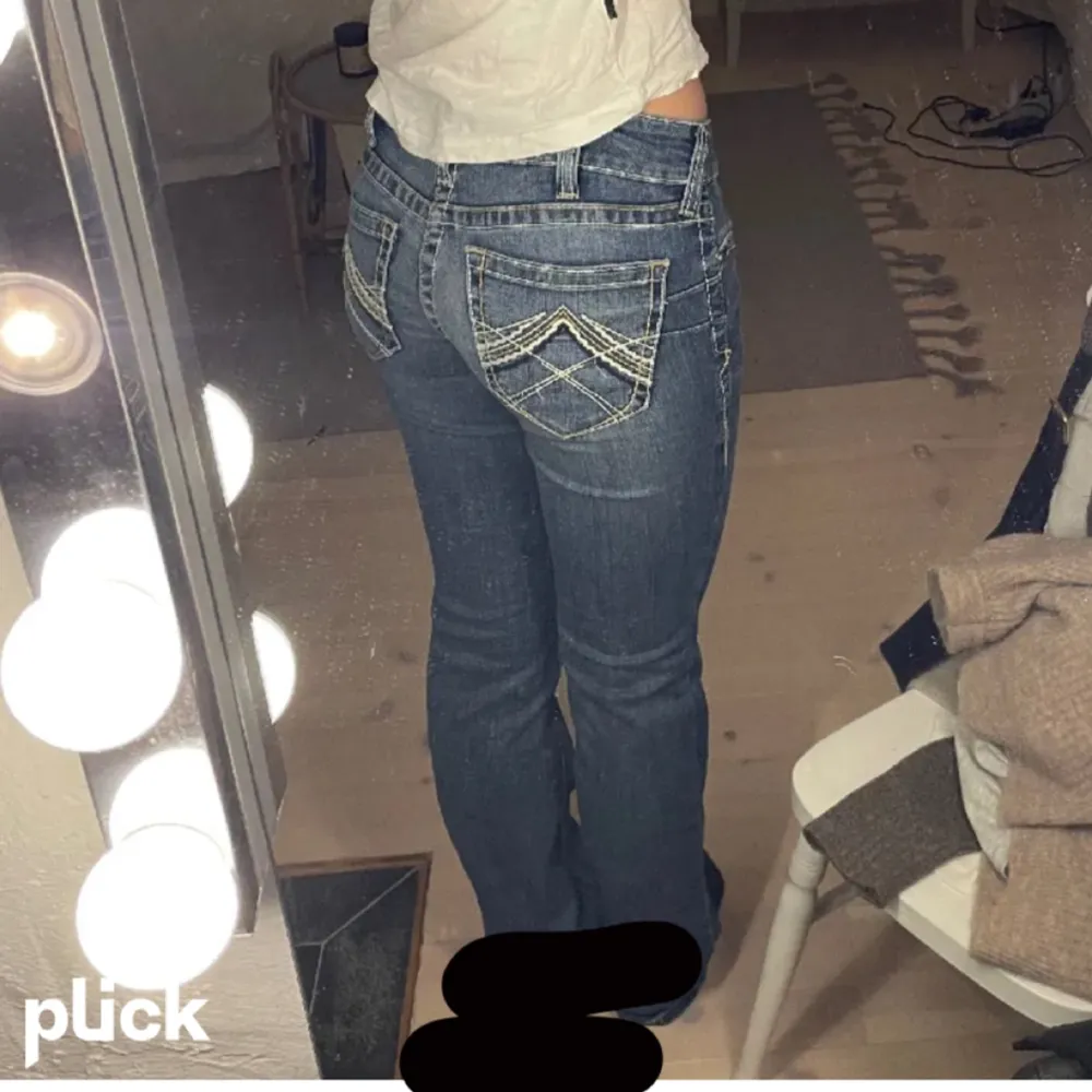 Säljer dessa lågmidjade bootcut jeansen. Första bilderna lånade, sista är min egen. Säljer då dom är för långa (har vikt upp dom på bilden) skriv för frågor❤️❤️. Jeans & Byxor.