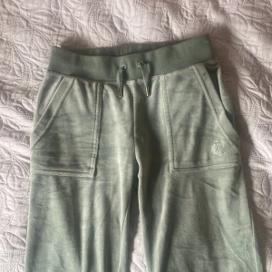 Juicy Couture byxor - Ljusgröna/gröna Juicy Couture byxor i storlek XXS, fint skick👍🏽