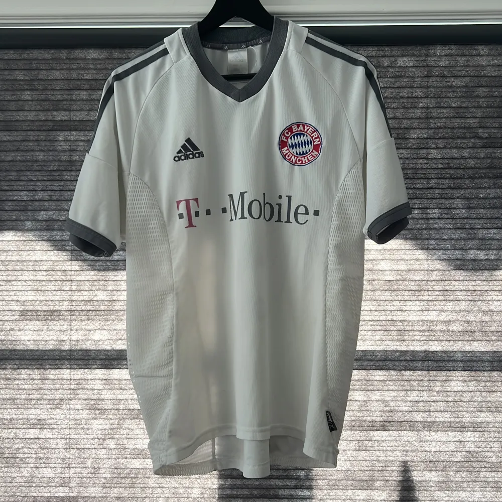 Tjena! Säljer en äkta Bayern München tröja från 2002-2003 med Kovac #5 på ryggen i storlek M. Tröjan är i bra skick men det finns några drag och lite ut suddiga/lite små sprickor på trycken. Skriv till mig vid funderingar eller mer bilder!😁🤩. Hoodies.
