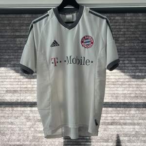 Tjena! Säljer en äkta Bayern München tröja från 2002-2003 med Kovac #5 på ryggen i storlek M. Tröjan är i bra skick men det finns några drag och lite ut suddiga/lite små sprickor på trycken. Skriv till mig vid funderingar eller mer bilder!😁🤩