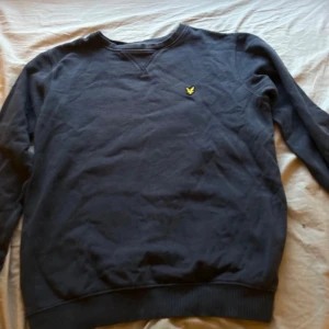 Lyle n scott tjocktröja  - Bra skick, normal i storlek 164 (14-15 år) 