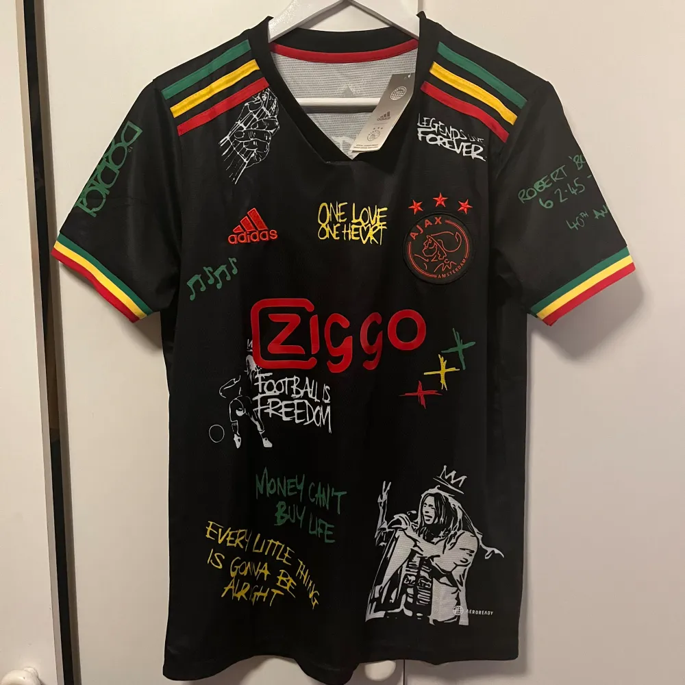 Ajax collaboration med Bob Marley, riktigt snygg och skön tröja, perfekt till sommaren! Helt ny, säljer för den var lite för liten.. T-shirts.