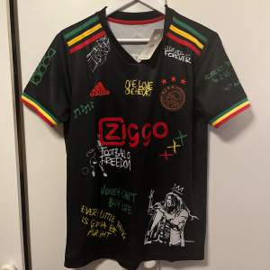 Ajax collaboration med Bob Marley, riktigt snygg och skön tröja, perfekt till sommaren! Helt ny, säljer för den var lite för liten.