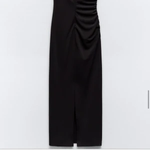 Zara klänning  - Medellång klänning med drapering från zara storlek xs,ej använd helt ny med prislapp på.