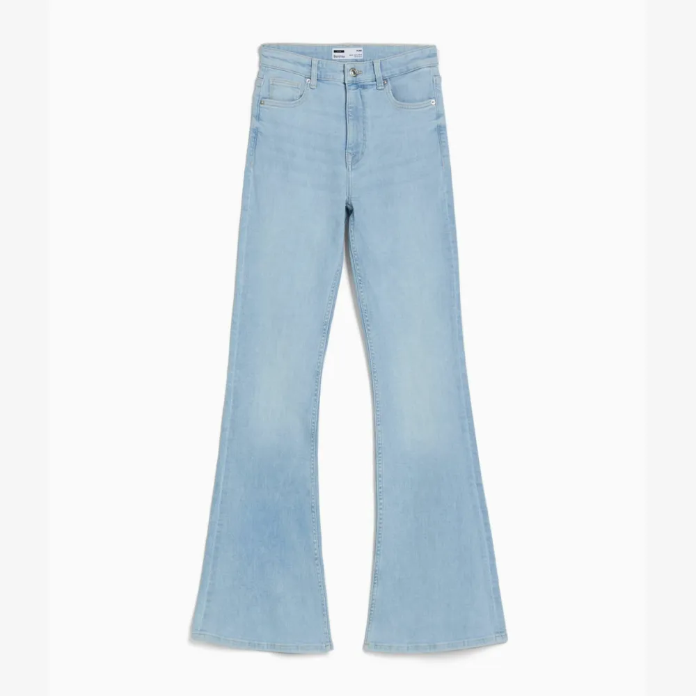 Säljer mina ljus blåa jeans från berska då de inte kommer till användning, använd fåtal gånger och ser nyskick ut. Vid intresse skicka ett meddelande💗. Jeans & Byxor.