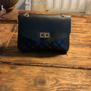 Svart väska  - Den är i väldigt bra skick, den är helt ny.