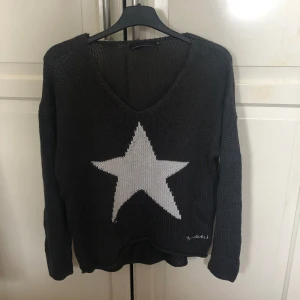 Stickad tröja - Jätte fin stickad tröja från Bondelid, V ringad, helt ny, aldrig använt! Vid frågor eller funderingar går det bra att skriva❤️❤️