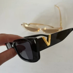 Solglasögon (svart) - Helt nya solglasögon i förpackning. Rengöringsduk och mjukt fodral medföljer.  Finns i både beige och svart Skriv för fler bilder  Finns fåtal kvar av varje!