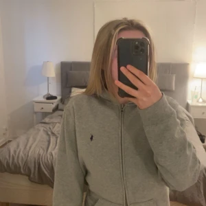 Ralp lauren sip up - Ralp lauren sip up. Köpte den för längesen då den kosta 1,100kr men har inte haft så mycket till användning av den på senaste och därför säljer jag den för 350. Inget fel, eller fläckar. Krympt i tvätten så den är mer som en M. 