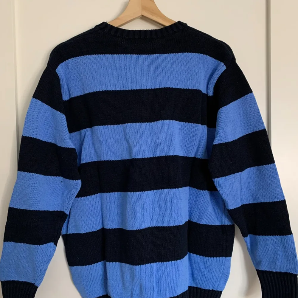 Mysig, avslappnad tjock kabelstickad drop shoulder-tröja med ränder i marinblått och blått från Brandy Melville. Den är i bra skick, endast använd 3-4 gånger och är one size.  Ursprungligt pris: 38$ (US-dollar) Obs: köparen står för frakten! . Tröjor & Koftor.