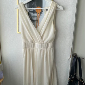 Vit klänning  - Fin klänning i en cremevit färg🤍