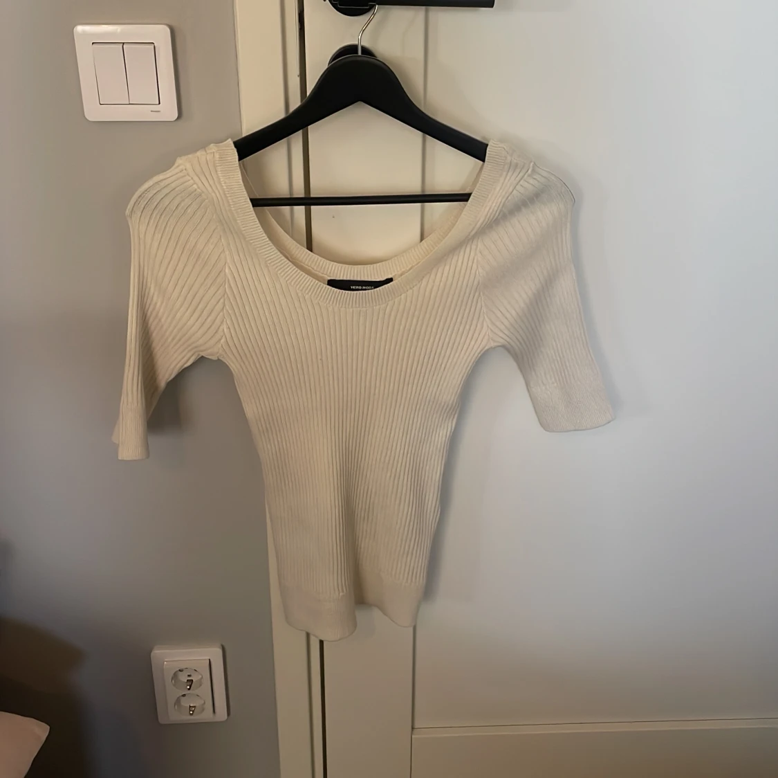  stickad tröja med urringning 