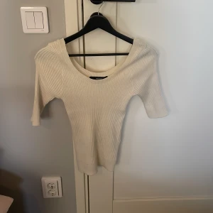  stickad tröja med urringning  - Aldrig använt då inte min stil därav i mycket bra skick💗