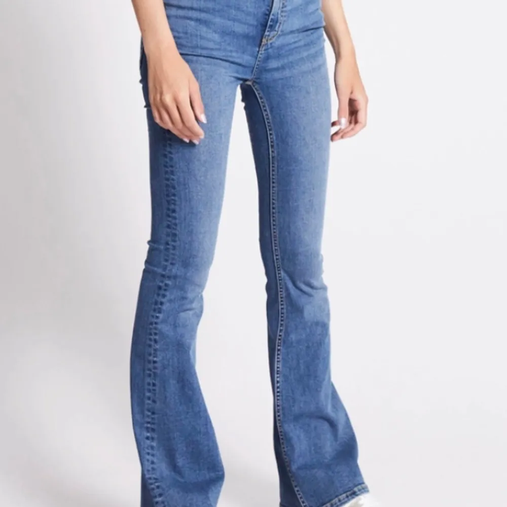 Säljer dessa jätte fina boot cut jeansen från lager 157❤️ jätte bra skick. Köpte för 300. Nypris 200❤️. Jeans & Byxor.