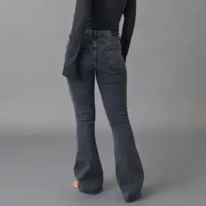 Gråa low waisted jeans från Gina tricot som andvänds några gånger men säljer dom pga garderobsrensning💓 De sitter väldigt bootcut fit och mycket flare vid slutet. De köpta för 700, är i nyskick och inga defekter, passar 170cm. Direkt köp 400💗