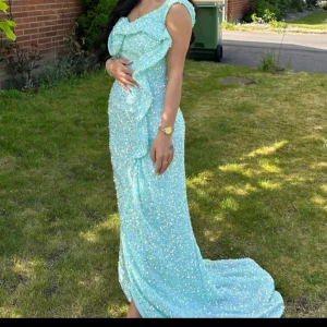 Balklänning/festklänning - Sjukt fin klänning som jag lagt egen arm på, ljusblå,kan gå ner i pris vid snabb affär