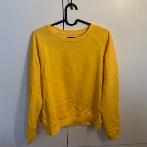 Gul tjocktröja  - Gul tjocktröja i väldigt fint skick då den använd få gånger⭐️