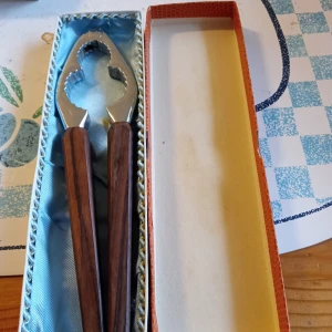 Nötknäppare med trähandtag . - Nötknäppare med trähandtag och ligger i sin original ask .