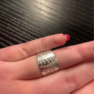 Norrbottensring - Säljer en bred silvrig norrbottensring som jag tror är i storlek 17/18mm💓 Säljer pga för liten för mig. 