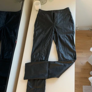Skinnbyxor  - Skinnbyxor med slits framtill. Jätte snygga skinnbyxor som inte kommit till användning då dom är för små för mig⭐️