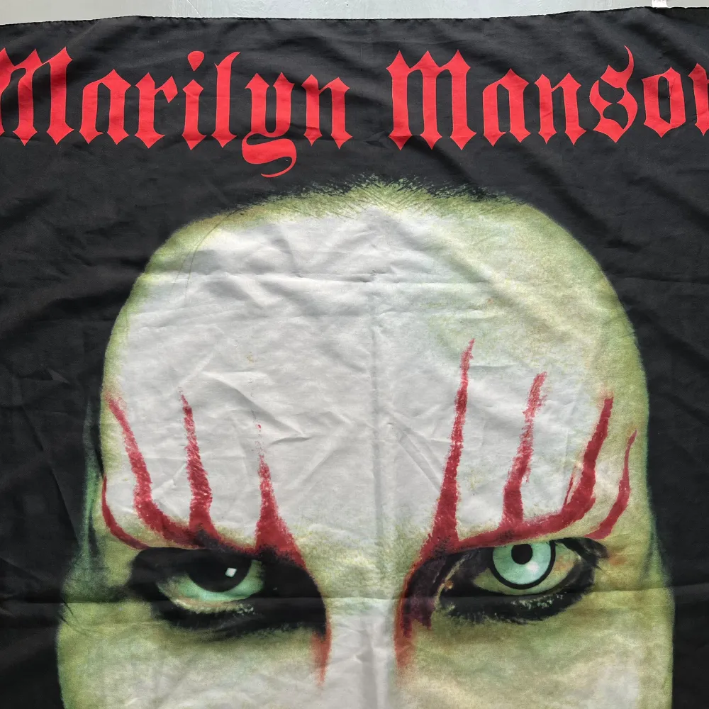 Säljer min Marilyn Manson-poster i textil på grund av platsbrist (mått: cirka 105 cm i längden och 77 cm på bredden). Kan användas och sättas upp på flera olika sätt! I mycket gott skick. 🖤. Övrigt.