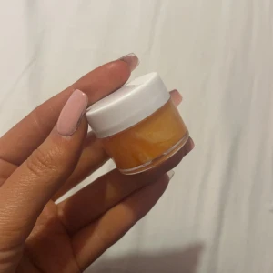 läpp scrub - säljer denna läpp scrub, vet inte vad de är för märke o därför säljer jag den endast för 25kr