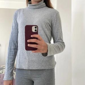 Polotröja  - En fin grå polotröja från Ralph Lauren med ett Ralph Lauren märke på vänstra bröstet. Tyvärr har den en liten fläck längst ner i vänstra hörnet som förmodligen går att tvätta bort!