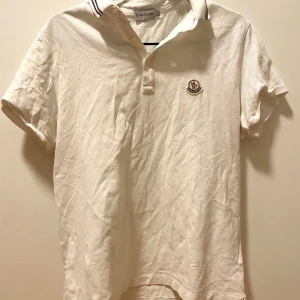 Moncler piké  - Säljer en Moncler piké. Använd ett fåtal gånger men ipricip i nyskick. Lite skrynklig på bilden men hade ingen bättre bild.  Cond: 9/10 Storlek: L (passar M) Priset kan diskuteras vid en snabb affär❗️ Hör av dom om du har någon fundering📞