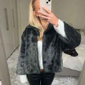 Trekvartsärmad pälsjacka  - Säljer denna trekvartsärmade gråa pälsjacka. Har du någon fråga är det bara att höra av dig🫶🏻