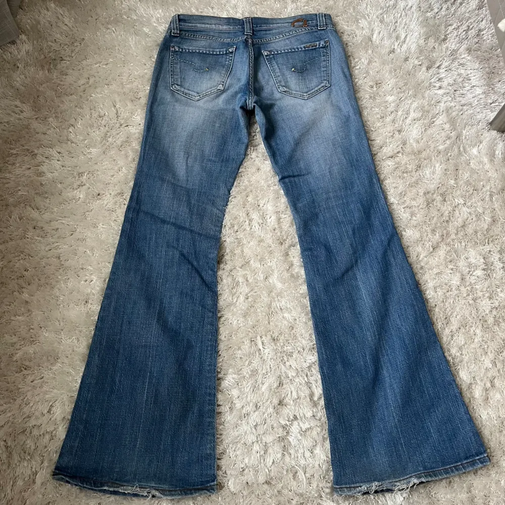 Säljer dessa blåa lågmidjade bootcut jeans. Midjemått: 78cm Innebenslängd: 80cm. De passar inte mig därav har jag inte bilder på. Har du någon fråga är det bara att höra av dig🫶🏻. Jeans & Byxor.