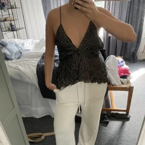 Zara topp - Supersnygg topp från Zara! Använd endast en gång så jättebra skick!🌟🌟 