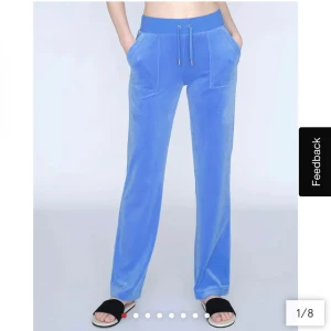 juicy byxor  - säljer mina juicy byxor i strl L färgen är regatta! inte mycket använda men de två metallbitarna fram har lossnat men inget som stör! skickar egna bilder vid intresse! tar endast swish, möts upp i sthlm elr fraktar💓