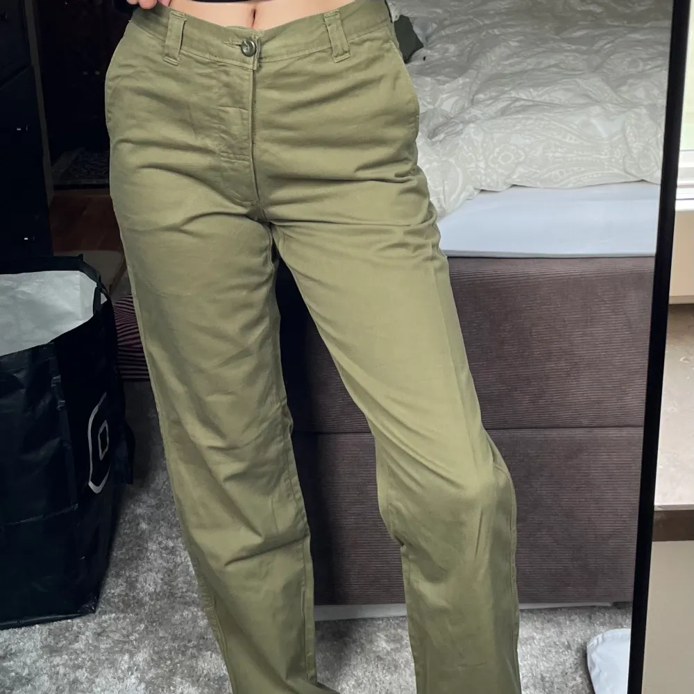 Gröna byxor i chinos liknande material. Jättefint skick och har en riktigt snygg baksida. . Jeans & Byxor.