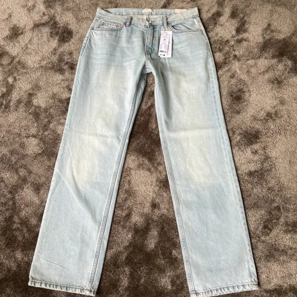 Jeans från Gina i storlek 40, nypris 499, bilderna är lånade och tjejen på bilden har vanligtvis 36/38 😊. Jeans & Byxor.