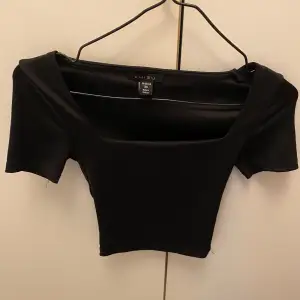 En kort svart tshirt med urringning i storlek xs, kan mötas upp i Uppsala eller skicka på post men då står köparen för frakt 