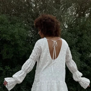 Vit klänning  - Vit klänning från NA-KD som passar perfekt till studenten. Helt oanvänd med lappar kvar. Superfin men säljer då jag hittade en annan jag vill ha på studenten. Köpt för 699 och helt slutsåld. 