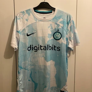 Inter matchställ - Säljer inter matchställ i storlek M. Helt oanvänd och i toppskick!