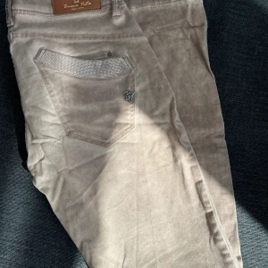 Buena vista jeans str S  - Beiga jeans i jätte fin skick! Rök-och djurfritt hem!  Str S  Köparen står för portot!  Byxorna finns för avhämtning i Sandared!  