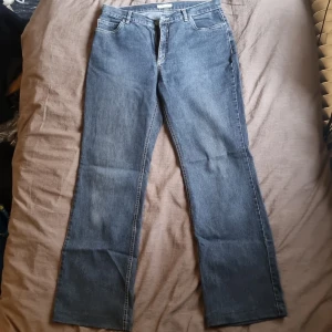 Sand jeans  - Är i bra skick och har använts väl. 