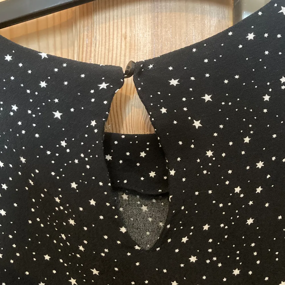 Säljer en svart kortärmad blus med vita stjärnor på! Blusen är köpt secondhand men som ny! INGA tecken på slitage. Från HM och i strl 36/S💕💖. Blusar.