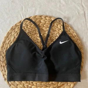 Nike sportbh  - Svart sportbh från Nike i Stl M, passar mindre också. Fint skick!