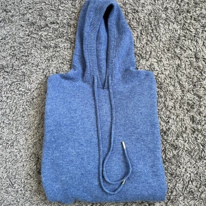 Merino Ull hoodie - Tjena! Säljer nu min merino ull hoodie jag inte använt så mycket. Det är no brand och storlek L. Sitter riktigt nice! Hör av er vid funderingar eller fler bilder!😃