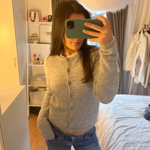 Stickad kofta - Säljer nu denna populära gråa stickade koftan från Gina Tricot som är väldigt lik den från Softgoat. Koftan är i nyskick, använd 1-2 gånger endast!!! Storleken är XS och nypriset är 400kr. Säljer för 300<3 Hör av dig vid frågor!! 