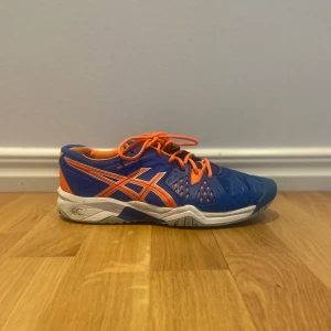 Asics träning skor - Säljer dessa träningsskor från Asics, de är använda men fortfarande i väldigt bra skick! Köpte för ca. 1000kr, säljer för 350kr. Pris kan diskuteras 