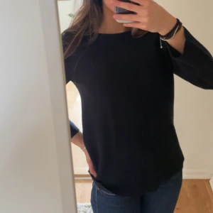 Marinblå tröja - Har liknade tröjor och där av inte till användning längre☺️