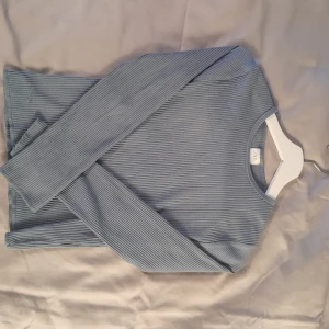 Blå ribbad tröja - Zara barn 13-14 men passar även en XS /S Har inte andvänt mycket 💕 Har en grå-blå färg och är ribbad🩶🩵