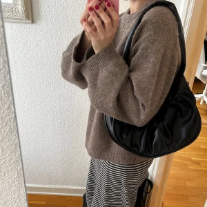 Handväska - Väska som är använd 1 gång, minns inte vart den är köpt men i nyskick. Fake läder.