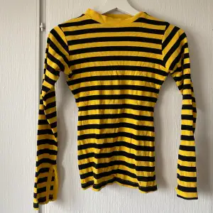 Randig tröja i svart och gult, storlek XS från /stay