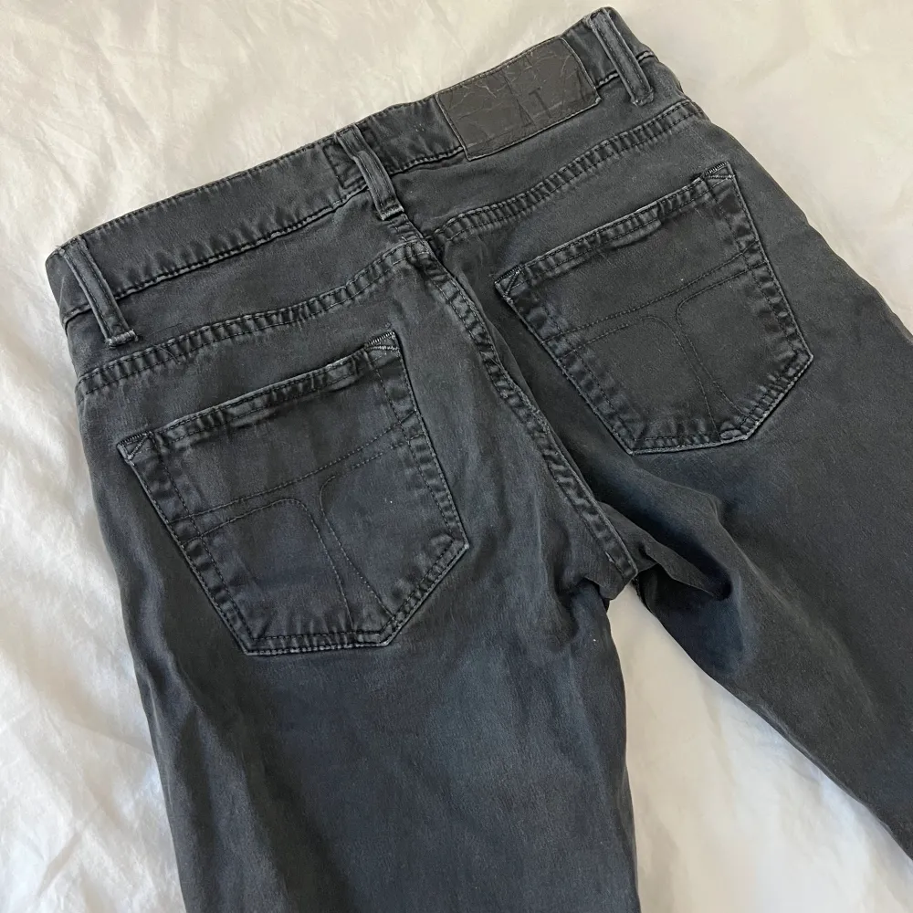 Super fina lågmidjade raka jeans men mycket bra skick. Storlek W24/25 L30💕. Farkut & Housut.